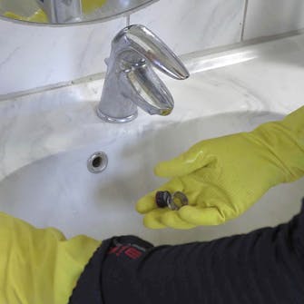 Vann spruter: Skyll delene når de er fri for kalk Vann spruter: Skyll delene når de er fri for kalk